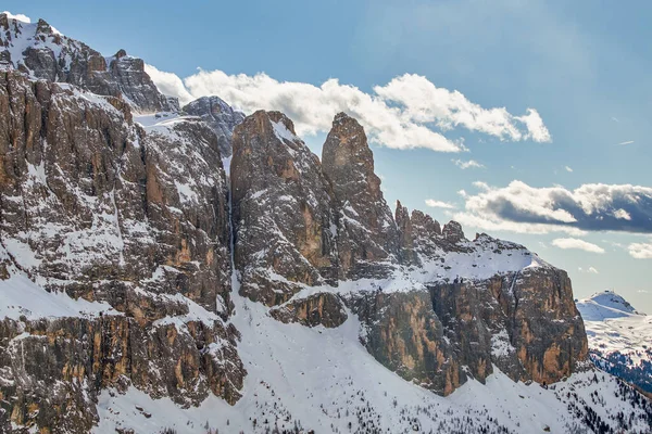 意大利南部蒂罗尔白云岩中令人印象深刻的覆盖着积雪的岩石群 塞拉塔 冬季是蓝天 — 图库照片