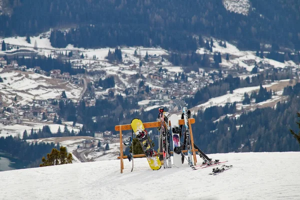 Verschiedene Snowboards Und Skier Einem Holzständer Schnee Vor Einem Tal — Stockfoto