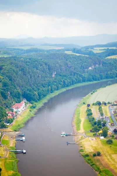Saxon İsviçre 'deki Rathen' ın feribotlu yürüyüş köyünün manzarası.