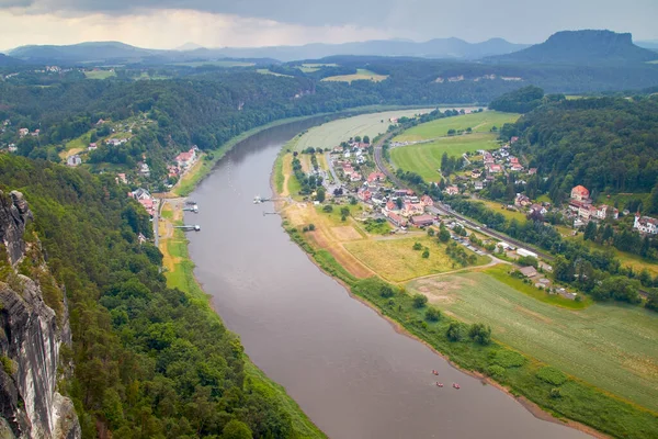 Sakson İsviçre 'nin Rathen kentindeki yürüyüş köyüne Bastei adlı bir perspektiften, feribotla bakın.