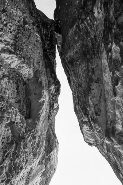 Kaya oluşumu, gökyüzünün iki kaya duvarı arasındaki görüntüsü, siyah ve beyaz sanat