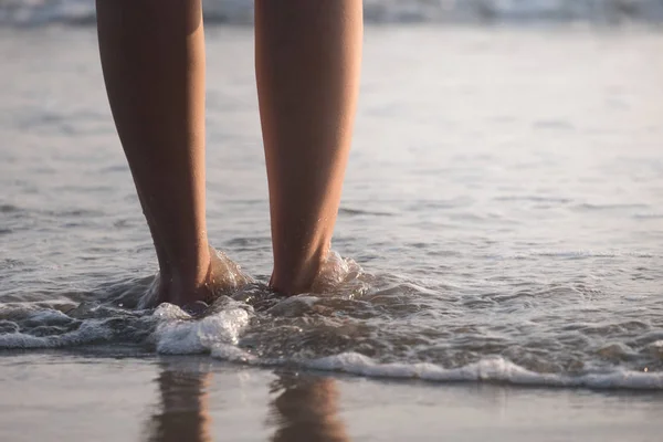 Закрытие Женских Ног Идущих Пляжу — стоковое фото
