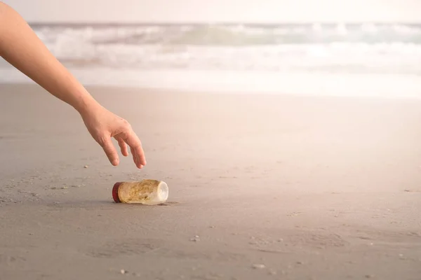 Рука Женщины Поднимает Пластиковую Бутылку Очистить Пляж — стоковое фото