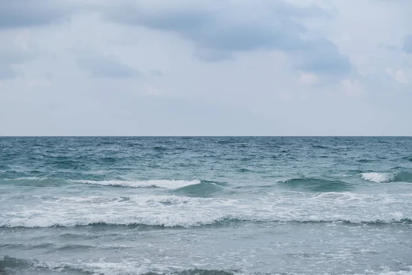 波浪在海滩 海泡沫在海 — 图库照片