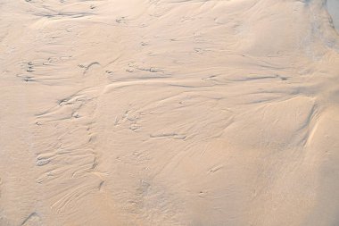 Islak kum plaj doku arka planı için.