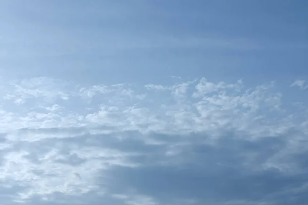 Céu Azul Com Nuvens Modelo Fundo Com Algum Espaço Cópia — Fotografia de Stock