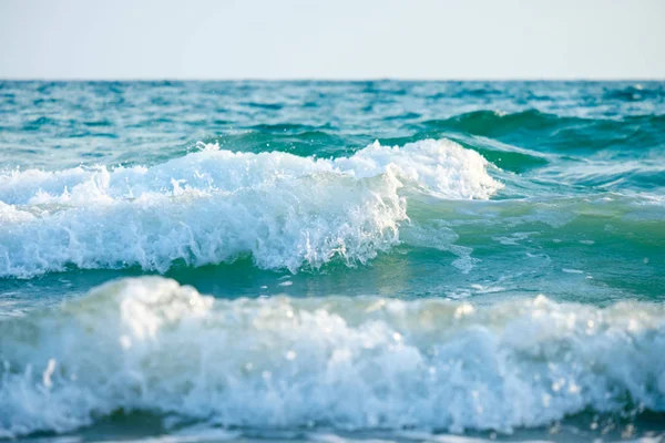 波浪在海滩 海泡沫在海 — 图库照片