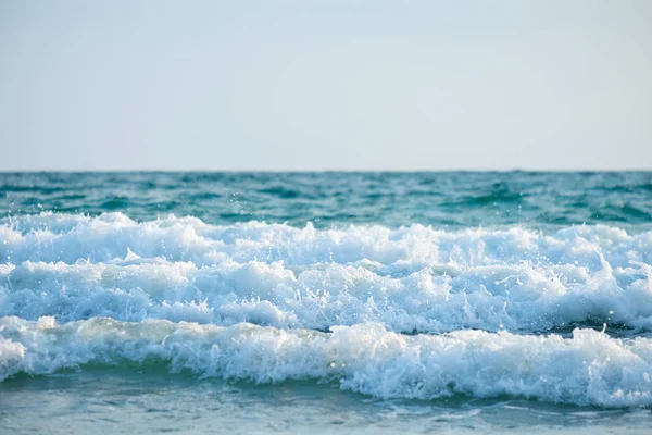 波浪在海滩 海泡沫在海 — 图库照片