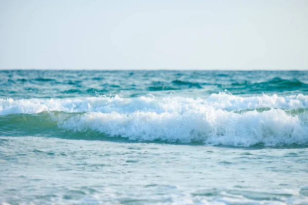 波浪在海滩 海泡沫在海 — 图库照片