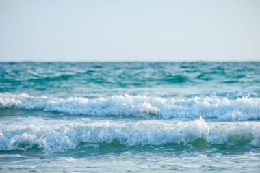 Sahilde, deniz köpüğü denizde dalga.