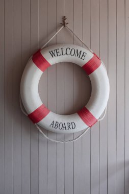 Kırmızı-beyaz lifebuoy, Emanet torus ahşap tahta üzerinde.