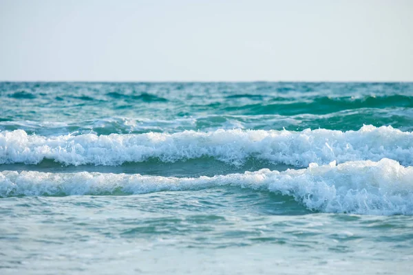 波浪在海滩 海泡沫在海 — 图库照片