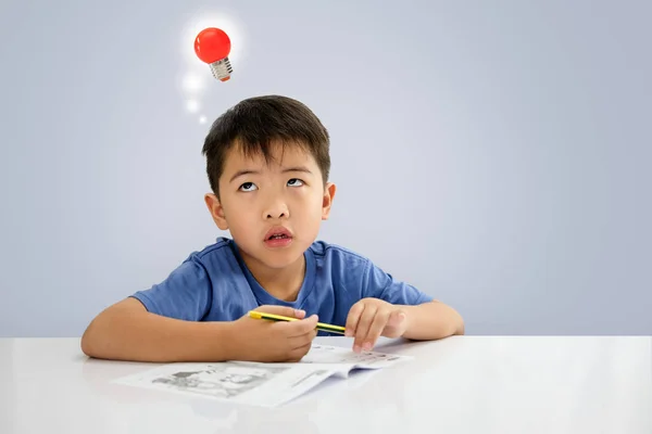 Jongen Opzoeken — Stockfoto