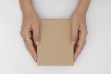 Üst iki elle tutarak görüntülemek ve boş hediye izole kutusu beyaz arka plan açık.