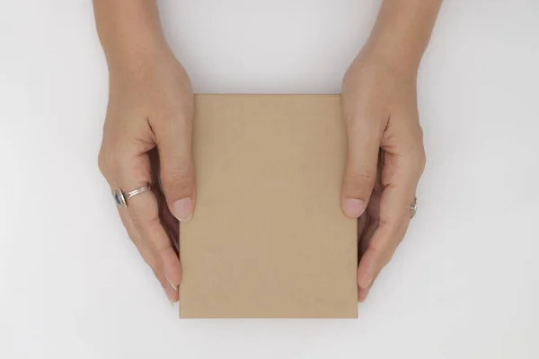 Visão Superior Duas Mãos Segurando Abra Caixa Presente Vazia Isolado — Fotografia de Stock