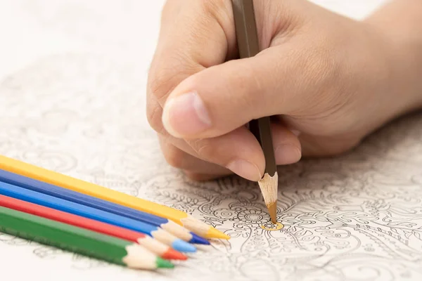 Vrouwelijke Hand Met Kleurrijke Potlood Schilderen Doodle Boek — Stockfoto