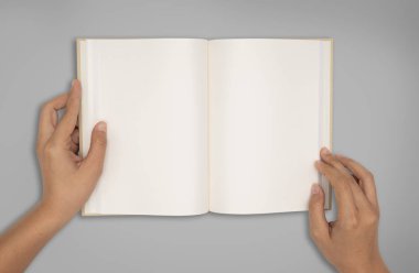 Boş bir kitap yaymak en iyi görünümü-iki el ele tutuşur.