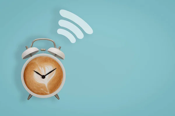 Gorąca Kawa Pianką Pianki Wifi Symbol Koncepcja Ikony Biały Alarmclock — Zdjęcie stockowe