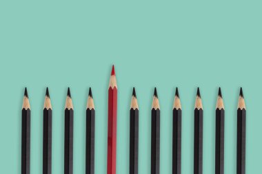 Üstten görünüm kalem mavi renk arka plan üzerinde siyah ve kırmızı. fikir en az kavramı.