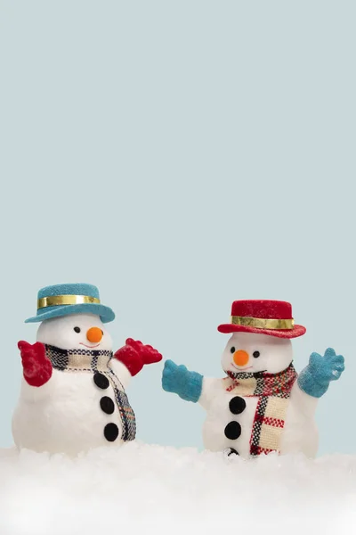 Two snowman on blue background with copy space for season greeti — Stock Photo, Image