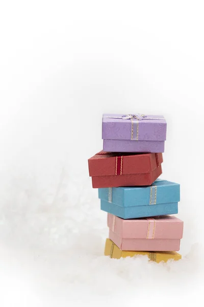 Cajas de regalo en la piel blanca con espacio de copia para el saludo de temporada — Foto de Stock