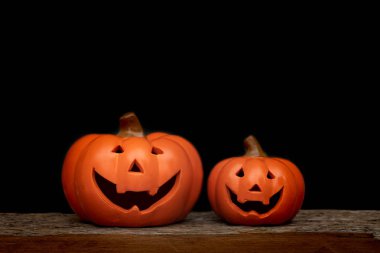 Siyah arka plan üzerine natürmort Cadılar Bayramı Balkabağı. Cadılar Bayramı kavramı.