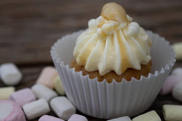 Smakelijke Mini Cupcakes Een Vintage Achtergrond Zoete Dessert Voor Kerst — Stockfoto