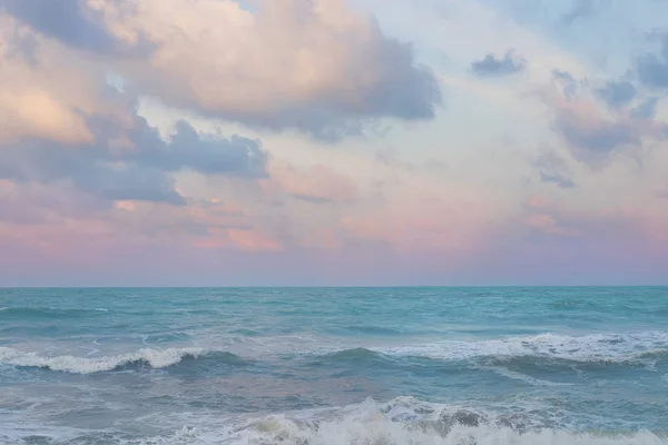 美丽的柔和的日落天空与云景在宋卡海洋 — 图库照片