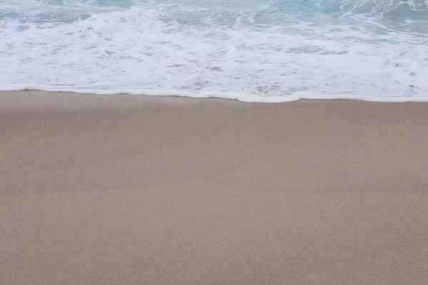 海浪的大海和白色干净的泡沫在沙滩上与复制空间 — 图库照片