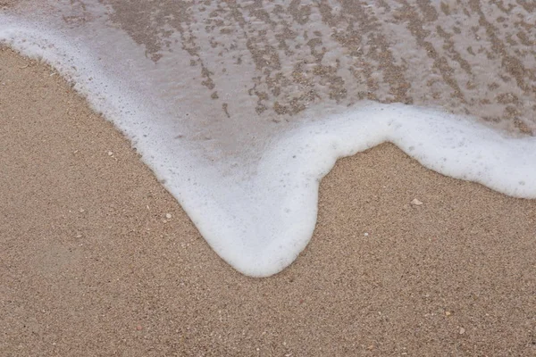 海浪的大海和白色干净的泡沫在沙滩上与复制空间 — 图库照片