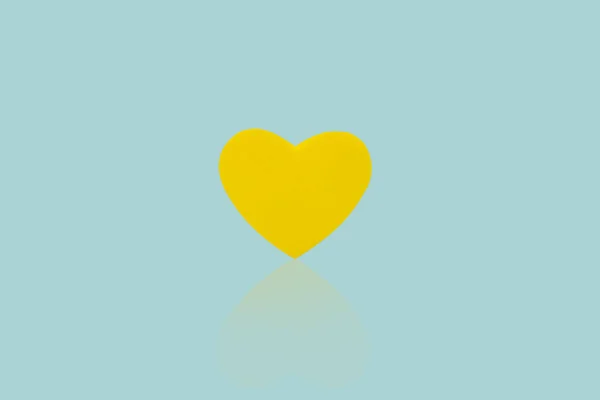 在蓝色背景查出的黄色心脏 — 图库照片