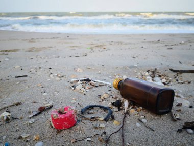 Plastik şişeler ve diğer çöp Songkhla kumsalda yıkar.