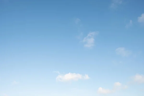 Blå Himmel Med Små Skyer Bakgrunnen Klarningsdag – stockfoto