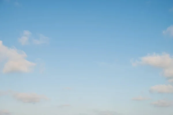 Blå Himmel Med Små Skyer Bakgrunnen Klarningsdag – stockfoto