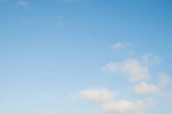 Blå Himmel Med Små Skyer Bakgrunnen Klarningsdag – stockfoto