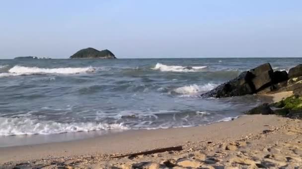 Havsvågor Som Kör Den Sandiga Stranden Samila Beach Songkhla Thailand — Stockvideo