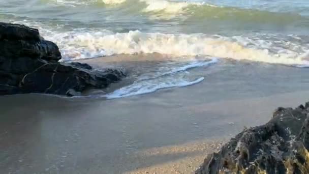 Samila Beach Tayland Songkhla Kumlu Sahilde Dalgalar Deniz Çalıştırmak — Stok video