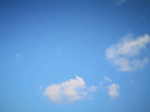 Blå Himmel Med Små Skyer Bakgrunnen Klarningsdag – stockfoto