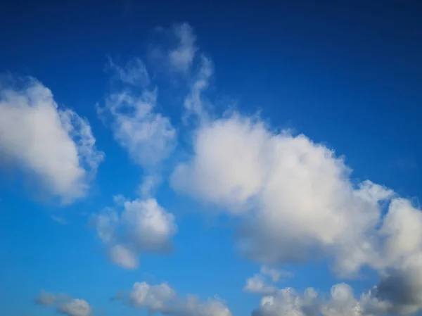 Céu Azul Com Nuvens Minúsculas Fundo Dia Limpeza — Fotografia de Stock