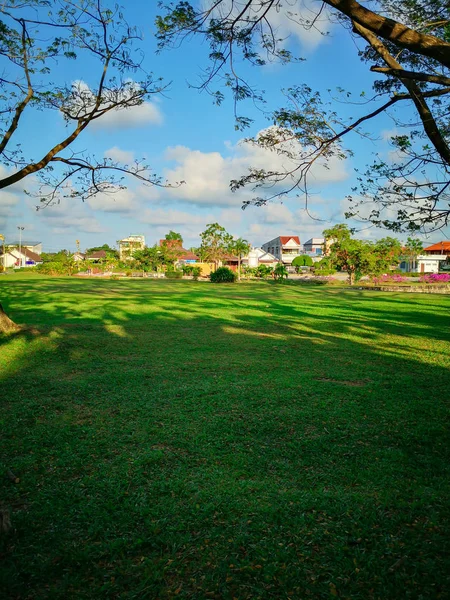 Beau Paysage Été Avec Une Maison Jardin Verdoyant Avec Espace — Photo