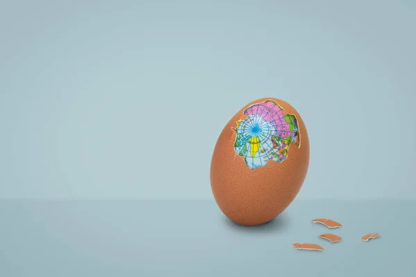 Telur Bercangkang Memiliki Bola Dunia Dalamnya Konsep Paskah — Stok Foto