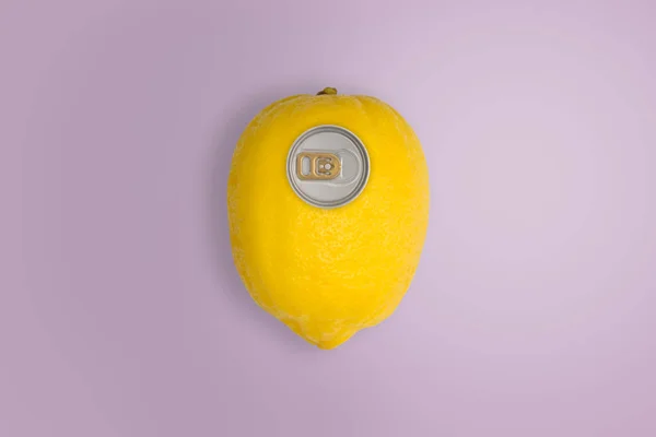 Лимон з кришкою на фіолетовому фоні, мінімальний стиль . — стокове фото