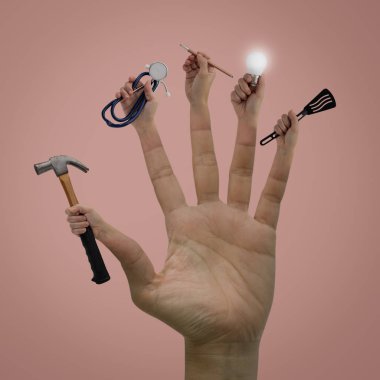 Çekiç, kaşık, kalem, lamba ve st ile Eller Çağdaş sanat