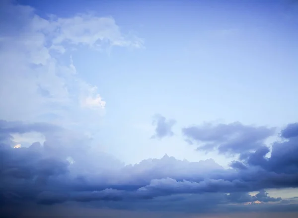 Céu azul com nuvens brancas blackground — Fotografia de Stock