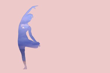 Yoga yapan kadınlar denizde kağıt işidir..