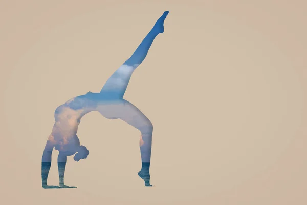 Mujeres que practican yoga es un papeleo a través del mar . —  Fotos de Stock