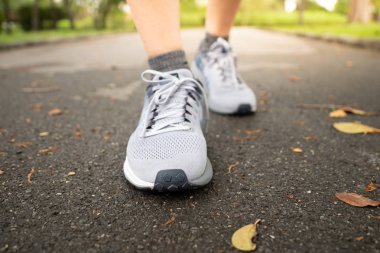 Kadın Central Park'ta jogging giyerek spor ayakkabıları.