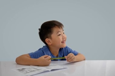 Asyalı çocuklar kitap bazı yazma yapıyoruz.