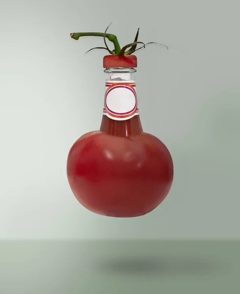 Пляшка кетчупу плаває на зеленій підлозі — стокове фото