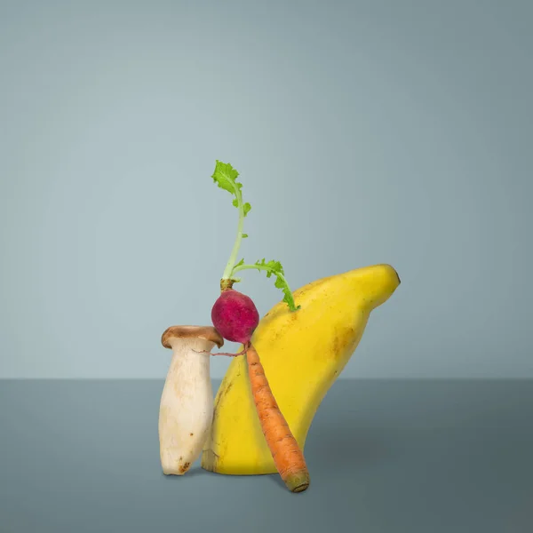 Творчість фруктів та овочів. банан, редька, гриб, і — стокове фото